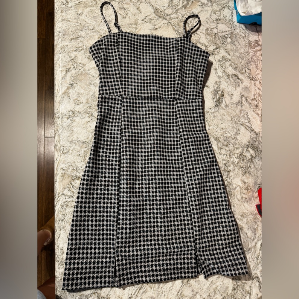 Black and white houndstooth bodycon dress